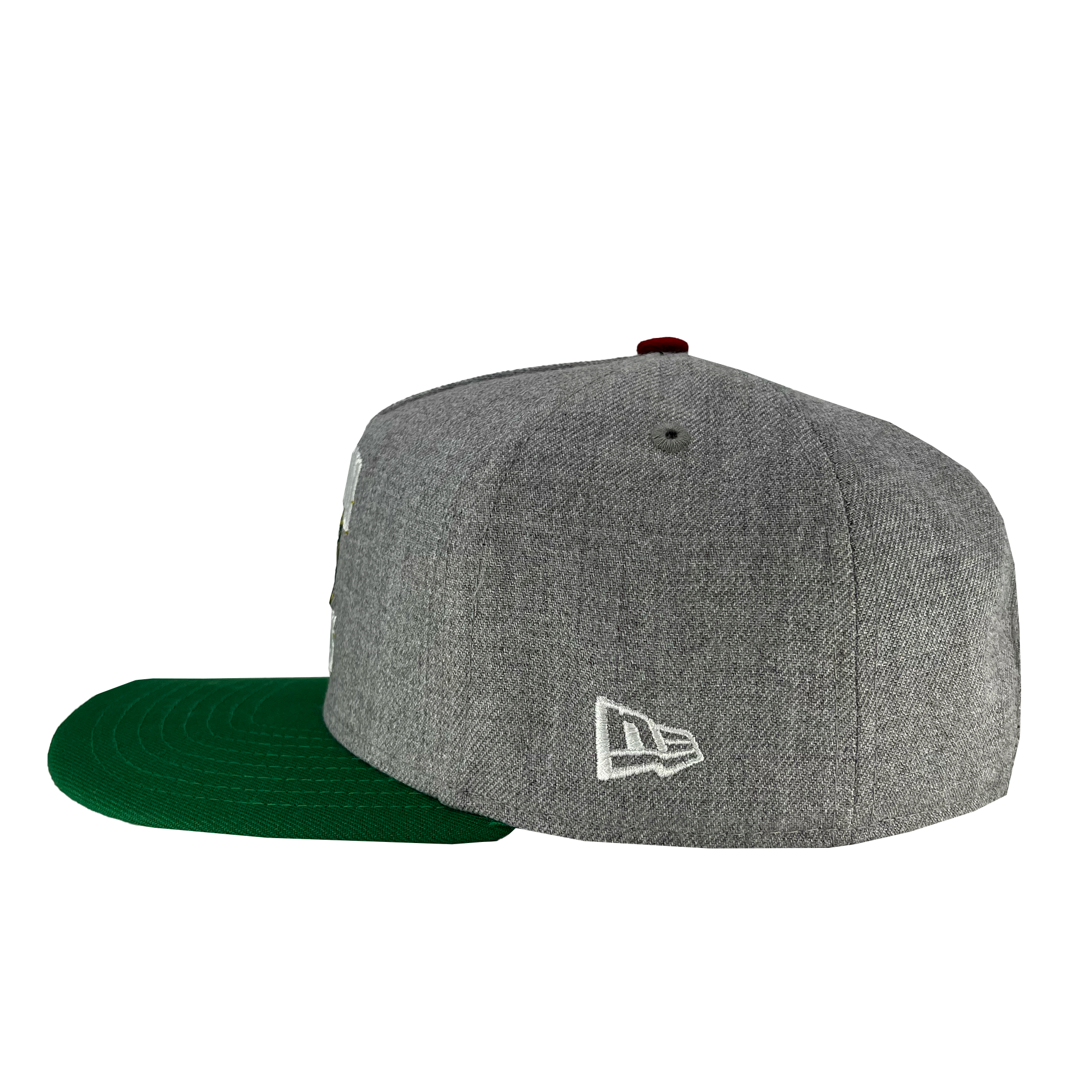 The New Era Oakland Ballers Alt Logo 9FIFTY AF Cap is displayed, celebrating Oakland's new pro baseball team. This cap features a textured grey fabric with a green flat visor, a white embroidered logo on the left side of the back panel, and a brown button on top. The contrast between the green underside of the visor and the textured grey fabric highlights its unique design.